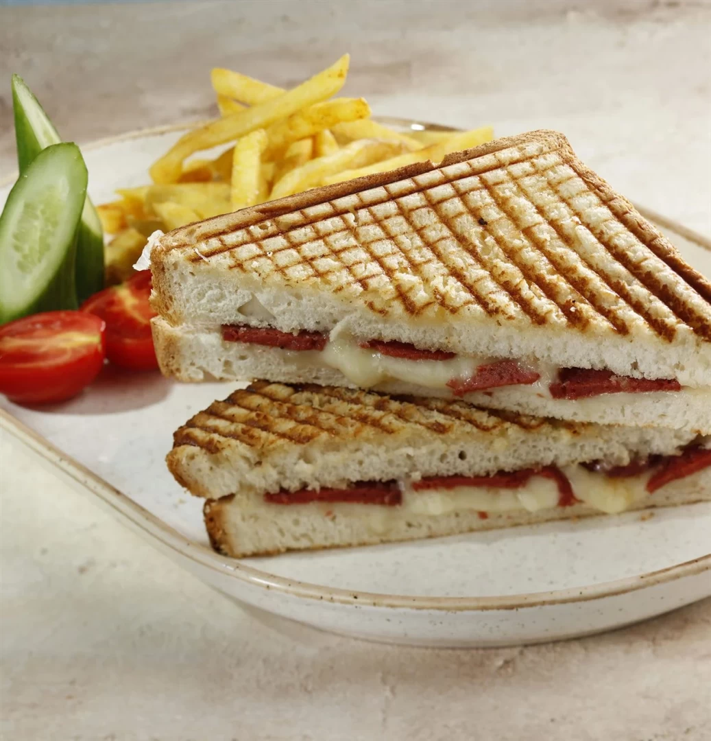 Kaşarlı sucuklu tost